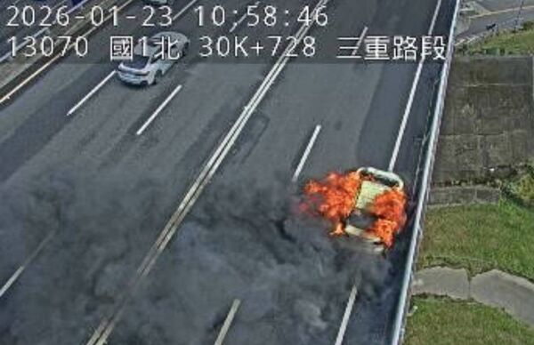 ▲國1北上三重段火燒車。(圖/高速公路1968)