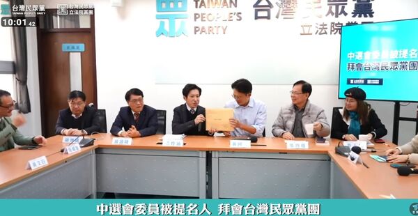 ▲▼張惇涵遞報告喊「放心不是密件」。(圖/翻攝自YouTube/民眾之聲)