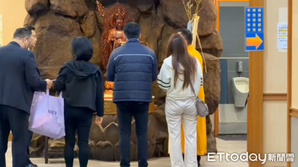 ▲▼基隆勇消詹能傑移靈,基隆市副市長邱佩琳、內政部長劉世芳到場慰問家屬。(圖/記者郭世賢翻攝)