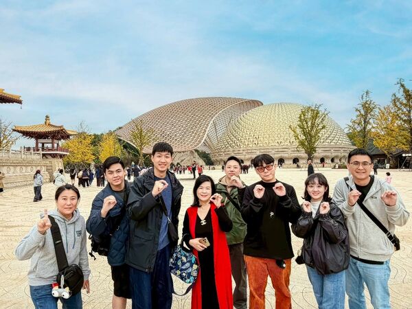 獎勵旅遊玩出凝聚力! 永慶董事長孫慶餘與老婆貼心陪員工出遊(圖/永慶房屋提供)