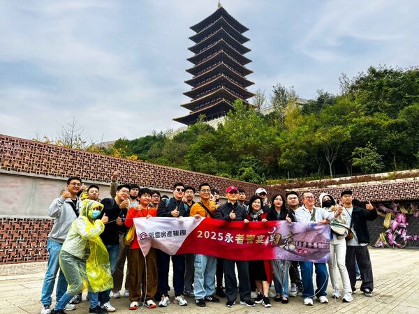 獎勵旅遊玩出凝聚力! 永慶董事長孫慶餘與老婆貼心陪員工出遊(圖/永慶房屋提供)