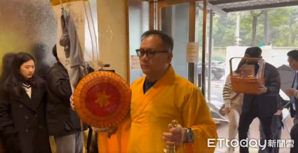 ▲▼基隆勇消詹能傑移靈,基隆市副市長邱佩琳、內政部長劉世芳到場慰問家屬。(圖/記者郭世賢翻攝)