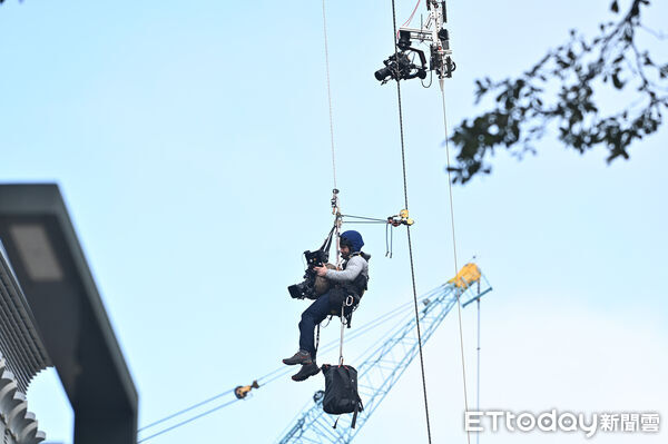 ▲▼美國自由攀岩名將霍諾德(Alex Honnold)將於台灣時間24日挑戰徒手攀登台北101,今(23)日持續來到台北101試爬。(圖/記者李毓康攝)