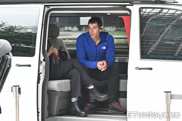 ▲▼美國自由攀岩名將霍諾德(Alex Honnold)將於台灣時間24日挑戰徒手攀登台北101,今(23)日持續來到台北101試爬。(圖/記者李毓康攝)