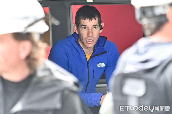 ▲▼美國自由攀岩名將霍諾德(Alex Honnold)將於台灣時間24日挑戰徒手攀登台北101,今(23)日持續來到台北101試爬。(圖/記者李毓康攝)
