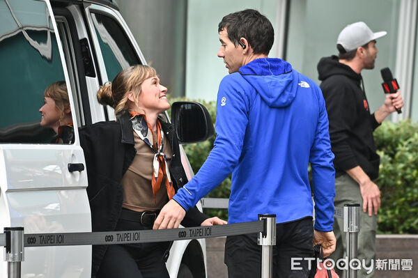 ▲▼美國自由攀岩名將霍諾德(Alex Honnold)將於台灣時間24日挑戰徒手攀登台北101,霍諾德太太Sanni McCandless一同陪伴來台。(圖/記者李毓康攝)