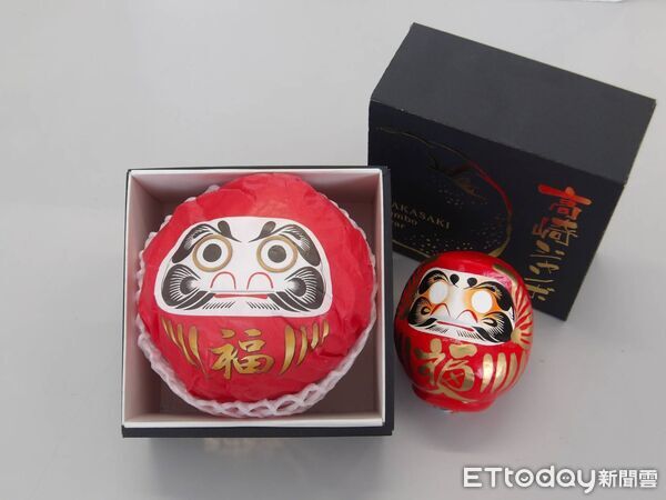 ▲日本群馬縣高崎市產的巨無霸水梨首度來台,1月24日於台南大遠百快閃試賣。(記者林東良翻攝,下同)