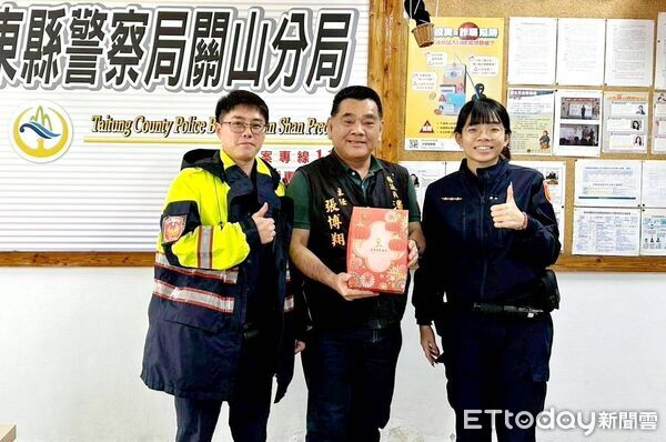 ▲潘貴蘭議員致贈在地禮盒,慰勞關山警察分局員警。(圖/記者楊晨東翻攝)