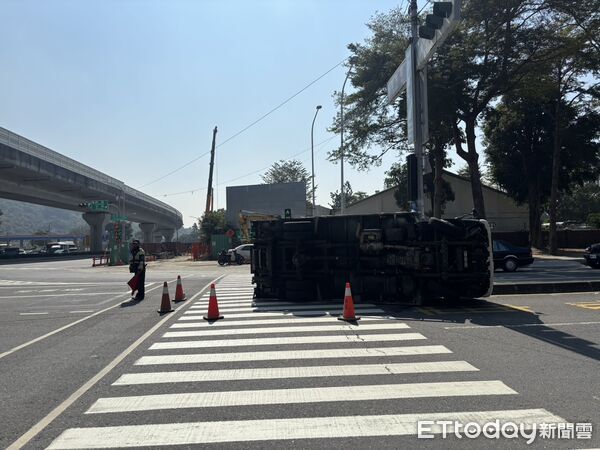 ▲▼郭姓男子開著小貨車駕駛在行經左楠路與世運大道路口轉彎時,車身突然失控傾倒並猛烈撞擊路邊電桿,造成貨車側翻橫躺路中。(圖/記者吳世龍翻攝)