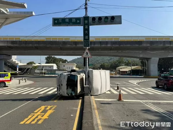 ▲▼郭姓男子開著小貨車駕駛在行經左楠路與世運大道路口轉彎時,車身突然失控傾倒並猛烈撞擊路邊電桿,造成貨車側翻橫躺路中。(圖/記者吳世龍翻攝)