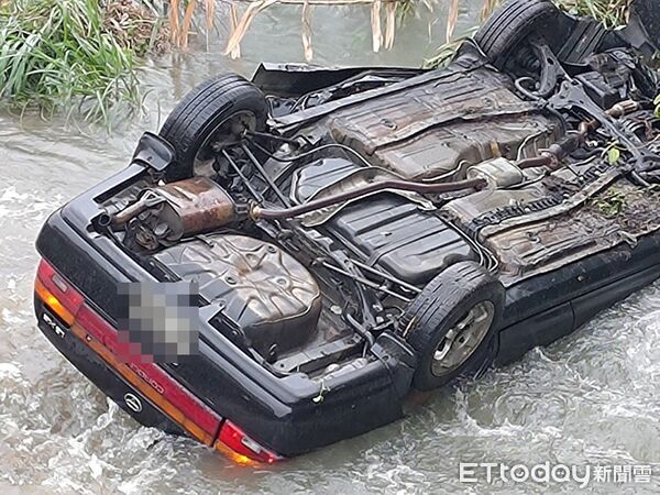▲新北市貢寮區發生一起車禍意外,車輛翻覆河中1死1傷。(圖/記者郭世賢翻攝)