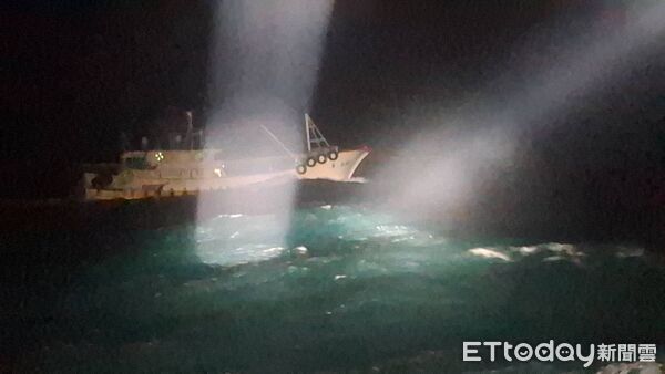 ▲▼海巡署金馬澎分署於澎湖七美海域查獲越界捕撈的中國籍漁船。(圖/記者陳洋翻攝)