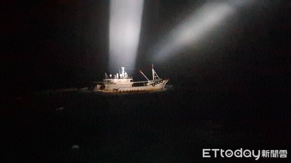 ▲▼海巡署金馬澎分署於澎湖七美海域查獲越界捕撈的中國籍漁船。(圖/記者陳洋翻攝)