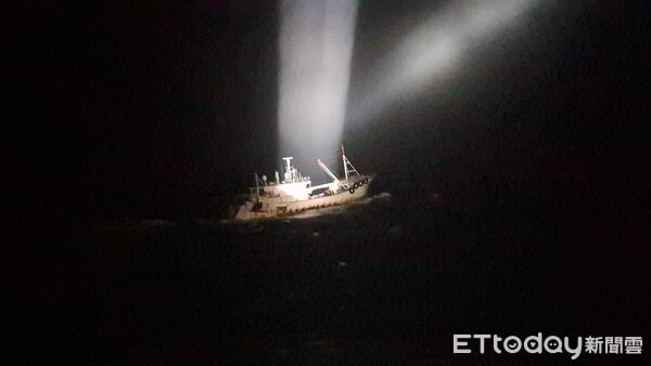 ▲▼海巡署金馬澎分署於澎湖七美海域查獲越界捕撈的中國籍漁船。(圖/記者陳洋翻攝)
