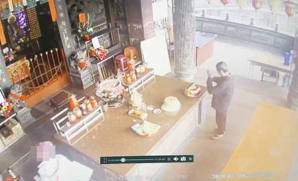 ▲桃園市龜山區萬壽路一段一處土地公廟,18日下午有女信眾供奉吉伊卡哇蜂蜜蛋糕,未料卻遭男子佯裝信眾祭拜後直接偷走。(圖/熱心民眾提供)