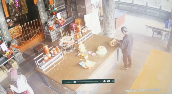 ▲桃園市龜山區萬壽路一段一處土地公廟,吳姓男子佯裝香客祭拜後,直接將吉依卡哇蛋糕偷走。(圖/熱心民眾提供)