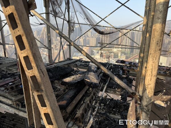 ▲▼高雄鼓山興建中大樓頂樓失火,工務局勒令停工,要求安全鑑定。(圖/記者賴文萱翻攝)