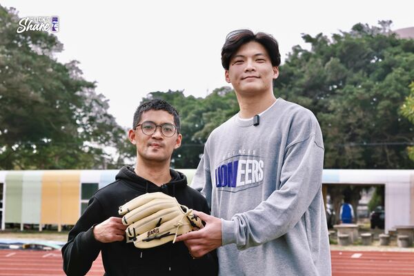▲不只是球迷更是人生隊友,朱雲豪親贈客製化手套力挺身障獅紫軍棒球夢、The Lion’s Share圓夢企劃第二彈 攻城獅為獅紫軍送上隊史首張終身季票。(圖/攻城獅提供)
