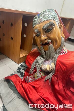 ▲▼假扮土地公 。(圖/記者陳宏瑞翻攝)