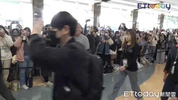 ▲圭賢親切揮手 。(圖/記者陳家豪攝)