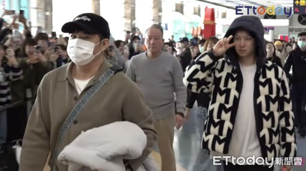 ▲▼直擊/SJ希澈「神級素顏」高雄全被拍!皮膚在發亮 神童、圭賢親切揮手 。(圖/記者陳家豪攝)