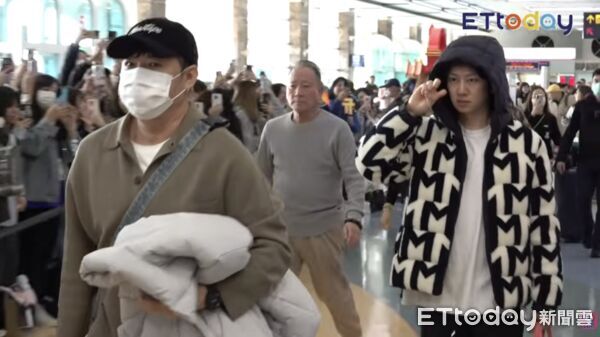 ▲▼直擊/SJ希澈「神級素顏」高雄全被拍!皮膚在發亮 神童、圭賢親切揮手 。(圖/記者陳家豪攝)