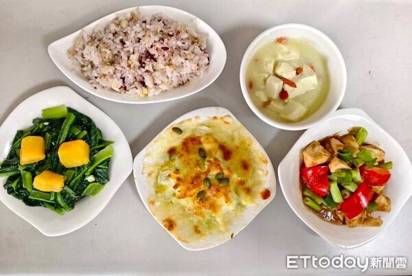 ▲台南市各校午餐團隊發揮巧思,設計多樣化素食料理,讓學生不吃肉也能營養均衡。(記者林東良翻攝,下同)