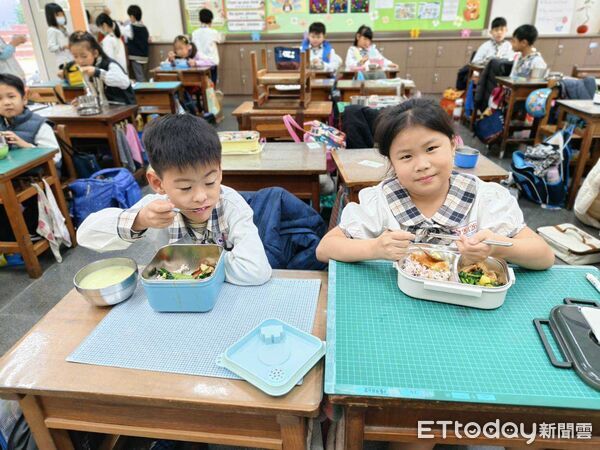 ▲台南市各校午餐團隊發揮巧思,設計多樣化素食料理,讓學生不吃肉也能營養均衡。(記者林東良翻攝,下同)