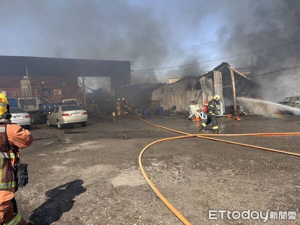▲新北鶯歌一處鐵皮屋宮廟發生火警,現場全面燃燒面積約50平方公尺。(圖/記者陸運陞翻攝)