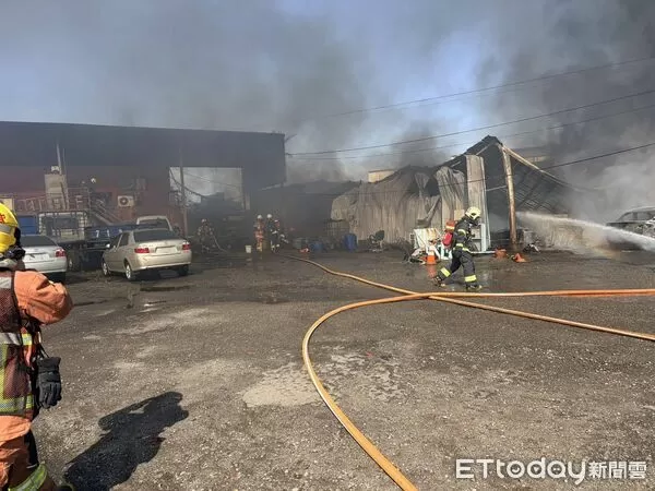 ▲新北鶯歌一處鐵皮屋宮廟發生火警,現場全面燃燒面積約50平方公尺。(圖/記者陸運陞翻攝)