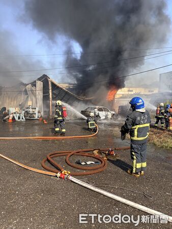 ▲新北鶯歌一處鐵皮屋宮廟發生火警,現場全面燃燒面積約50平方公尺。(圖/記者陸運陞翻攝)