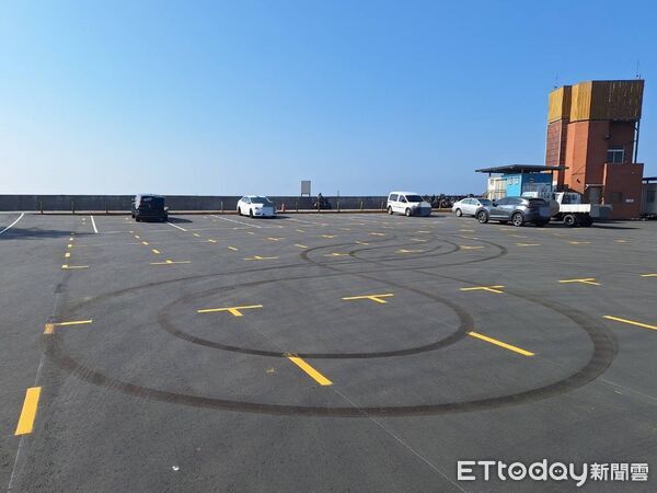 ▲▼高雄男闖大學停車場「惡意燒胎」!害新路面毀了 他被依2罪函送 。(圖/記者賴文萱翻攝)