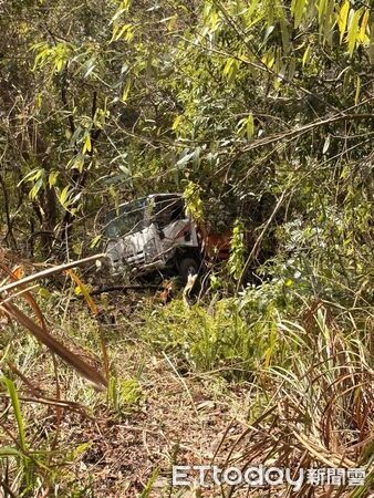 ▲▼南投縣仁愛鄉投89線小貨車墜谷。(圖/記者高堂堯翻攝)