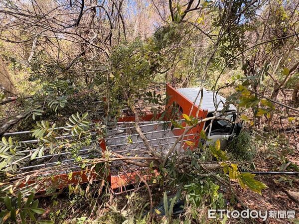 ▲▼南投縣仁愛鄉投89線小貨車墜谷。(圖/記者高堂堯翻攝)