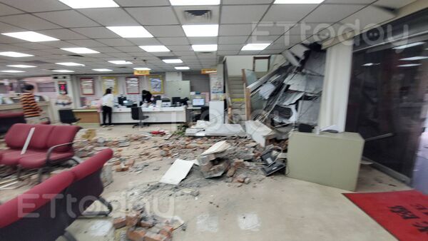 ▲三立採訪車撞入一江街、南京東路口的彰化銀行。(圖/記者黃彥傑攝)