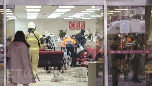 ▲三立採訪車撞入一江街、南京東路口的彰化銀行。(圖/記者黃彥傑攝)