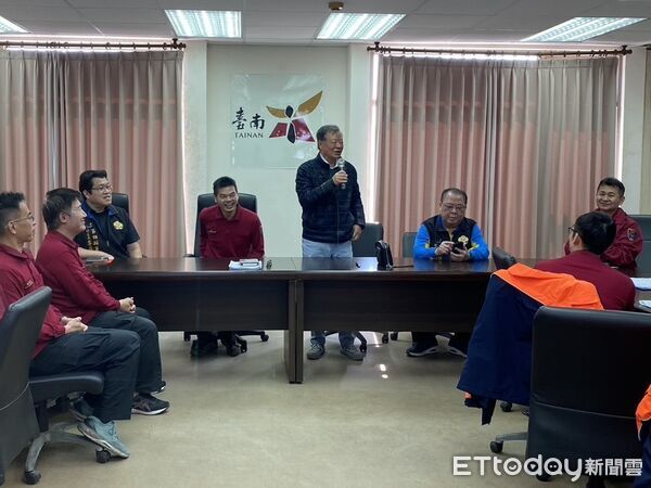 ▲台南市消友會第四辦事處23日頒發獎勵金,肯定消防局第四大隊消防人員的辛勞付出。(記者林東良翻攝,下同)