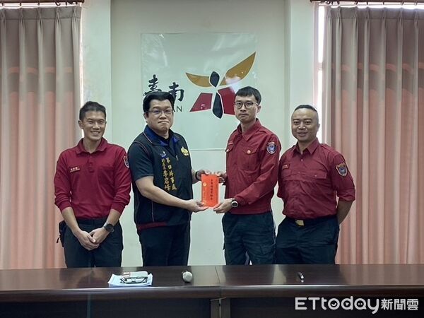 ▲台南市消友會第四辦事處23日頒發獎勵金,肯定消防局第四大隊消防人員的辛勞付出。(記者林東良翻攝,下同)