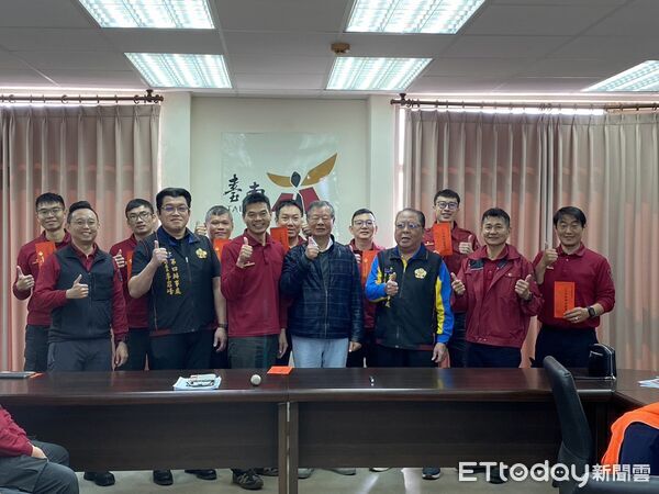 ▲台南市消友會第四辦事處23日頒發獎勵金,肯定消防局第四大隊消防人員的辛勞付出。(記者林東良翻攝,下同)