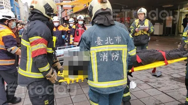 ▲三立採訪車撞入一江街、南京東路口的彰化銀行。(圖/記者黃彥傑攝)