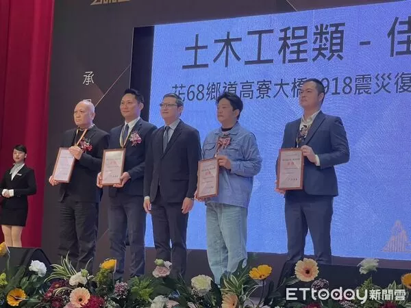 ▲▼花蓮縣政府建設處處長鄧子榆與工程、營造公司團隊一同上台受獎。(圖/花蓮縣政府提供,下同)