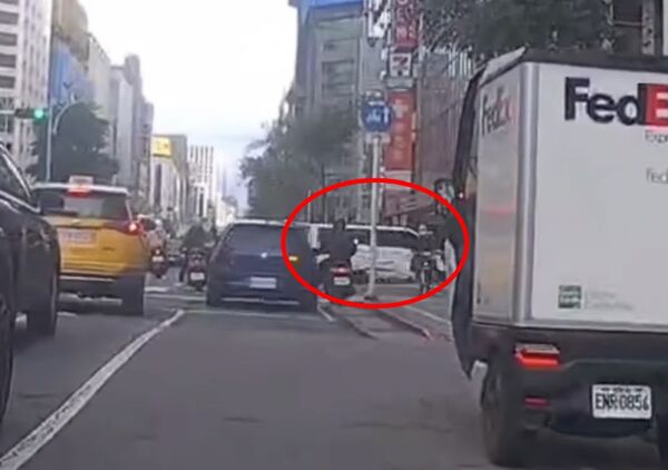 ▲三立採訪車撞入彰化銀行,驚悚撞擊瞬間曝光。(圖/翻攝自Threads/yihsuan_111)