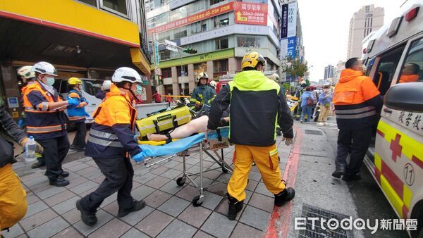 ▲▼ 三立採訪車撞入彰化銀行,驚悚撞擊瞬間曝光。 (圖/記者黃彥傑攝)