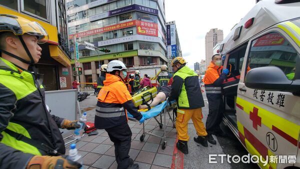 ▲▼ 三立採訪車撞入彰化銀行,驚悚撞擊瞬間曝光。 (圖/記者黃彥傑攝)