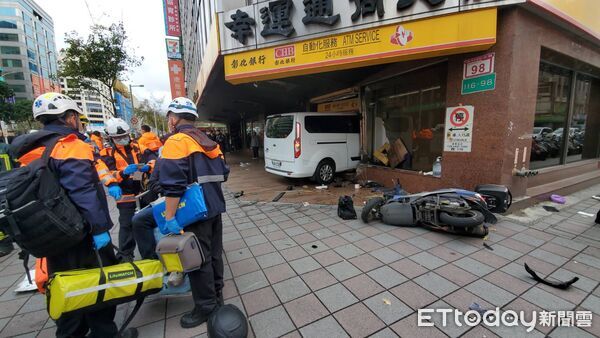 ▲▼ 三立採訪車撞入彰化銀行,驚悚撞擊瞬間曝光。 (圖/記者黃彥傑攝)
