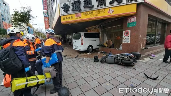 ▲三立採訪車撞入彰化銀行,驚悚撞擊瞬間曝光。(圖/記者黃彥傑攝)