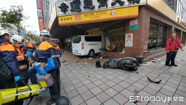 ▲▼ 三立採訪車撞入彰化銀行,驚悚撞擊瞬間曝光。 (圖/記者黃彥傑攝)