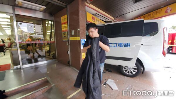 ▲▼ 三立採訪車撞入彰化銀行,驚悚撞擊瞬間曝光。 (圖/記者黃彥傑攝)
