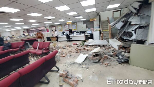 ▲▼ 三立採訪車撞入彰化銀行,驚悚撞擊瞬間曝光。 (圖/記者黃彥傑攝)