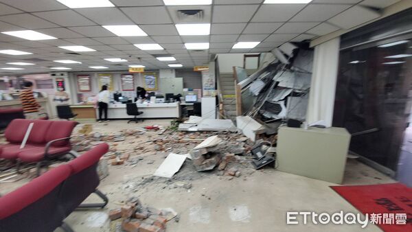 ▲▼ 三立採訪車撞入彰化銀行,驚悚撞擊瞬間曝光。 (圖/記者黃彥傑攝)